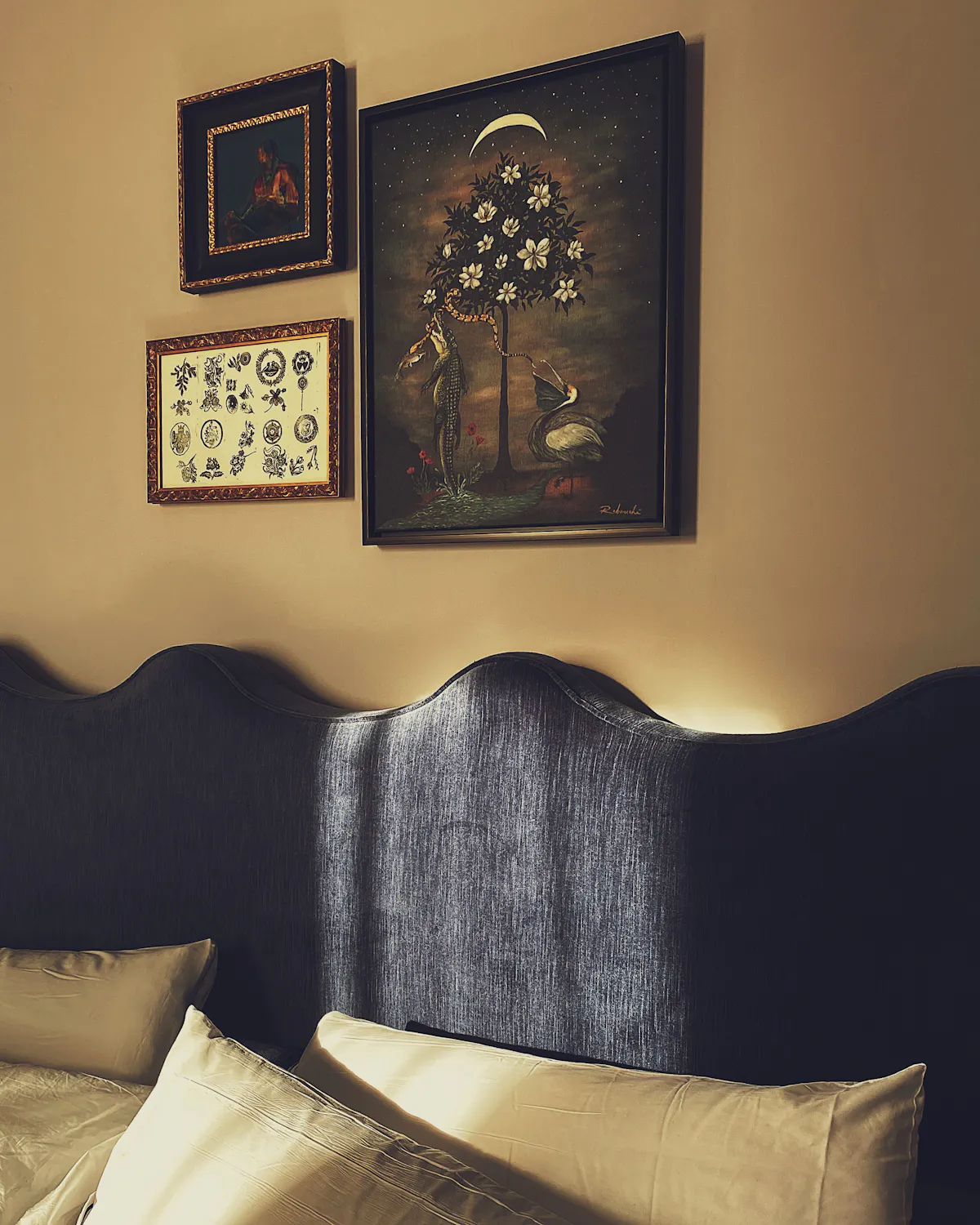 Placeholder: a framed dark artwork on a wall, standing in for a machine-embroidered wall piece made with the Monolit Method.